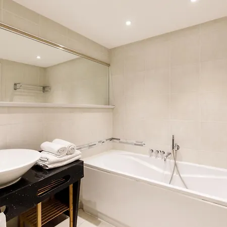 Cote Croisette Luxe - 2bdr 2 Bthr 2 Toilets -terrace, Ac, Parking & Lift Κάννες